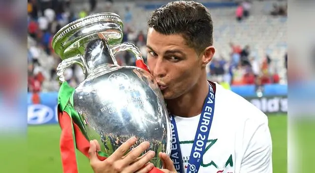 Cristiano besa el trofeo de la Eurocopa