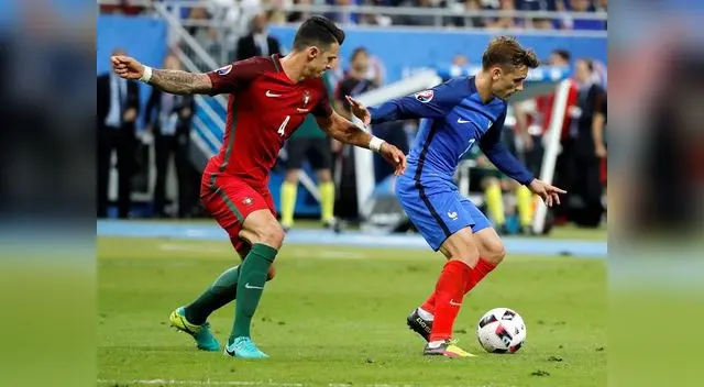 Griezmann es marcado por el central Fonte