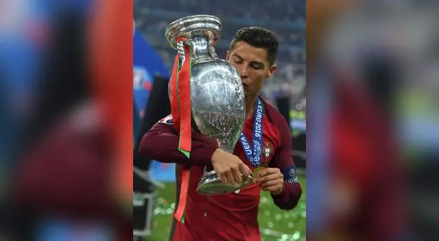Cristiano besa el trofeo. Cristiano besa el trofeo.