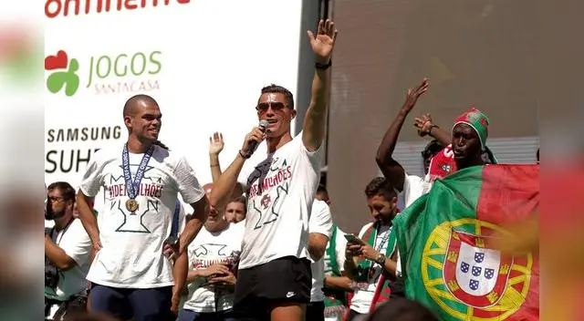 Cristiano Ronaldo comparte su alegría con los hinchas