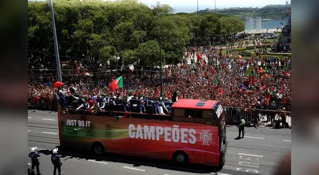 El autobus de Portugal pasea por las calles de Lisboa