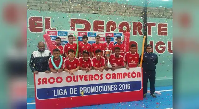 Plantel campeón de Saco Oliveros.