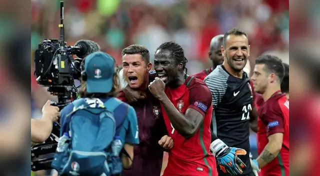 Éder celebra junto a Cristiano el título de la Eurocopa