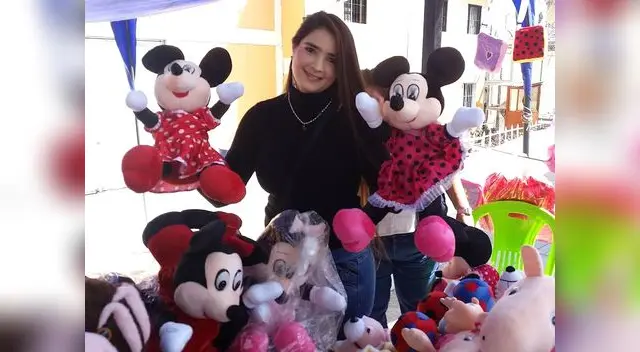 La Jefa con los productos que ofrece en el penal