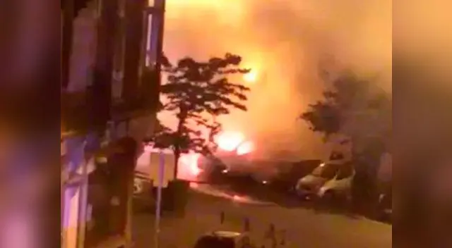 Los bomberos acudieron de inmediato a controlar el siniestro Los bomberos acudieron de inmediato a controlar el siniestro