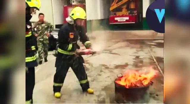 bombero apaga el fuego con Coca Cola bombero apaga el fuego con Coca Cola