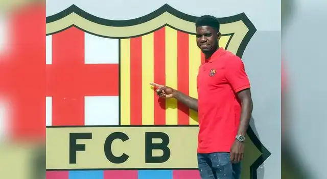 Samuel Umtiti posa con el escudo del Barcelona Samuel Umtiti posa con el escudo del Barcelona