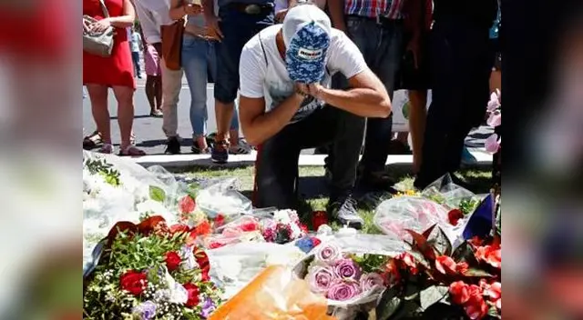 Los franceses lloran la perdida de sus compatriotas