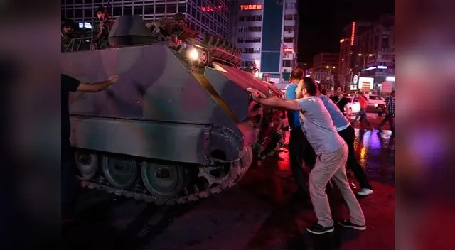Turcos siguen en las calles en su lucha con militares golpistas Turcos siguen en las calles en su lucha con militares golpistas