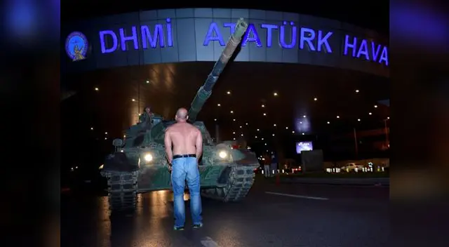 Hombre impide que tanque turco avance por las calles de Ankara en Turquía Hombre impide que tanque turco avance por las calles de Ankara en Turquía