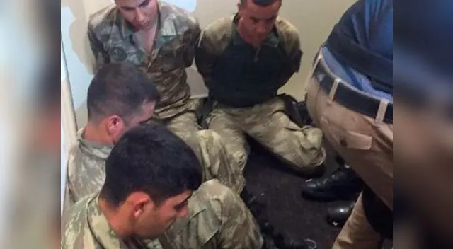 Militares turcos detenidos por estar involucrados en golpe de estado Militares turcos detenidos por estar involucrados en golpe de estado