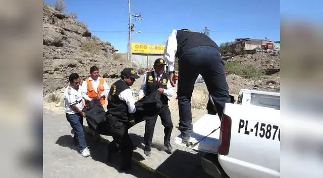 La policía retira el cuerpo del chofer asesinado.