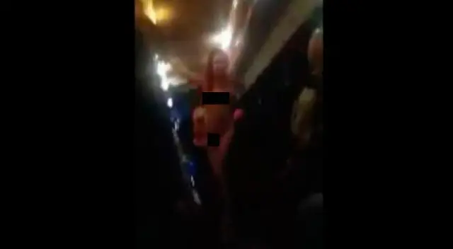 Las mujeres se quedaron en paños menores mientras bailaban Las mujeres se quedaron en paños menores mientras bailaban