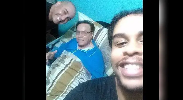 Compositor sonrie con dos de sus hijos.