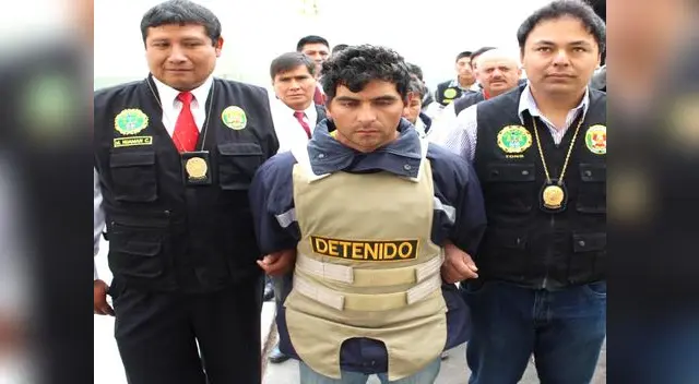 El sentenciado es custodiado por dos agentes. El sentenciado es custodiado por dos agentes.