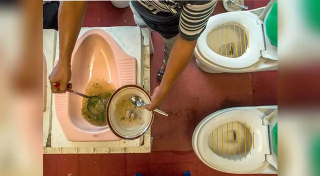 Singulares alimentos servidos en inodoros.