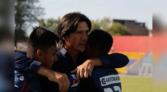 Festejos con sus pupilos tras la sorprendente victoria