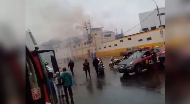 Tres unidades de bomberos se encuentran en el lugar Tres unidades de bomberos se encuentran en el lugar
