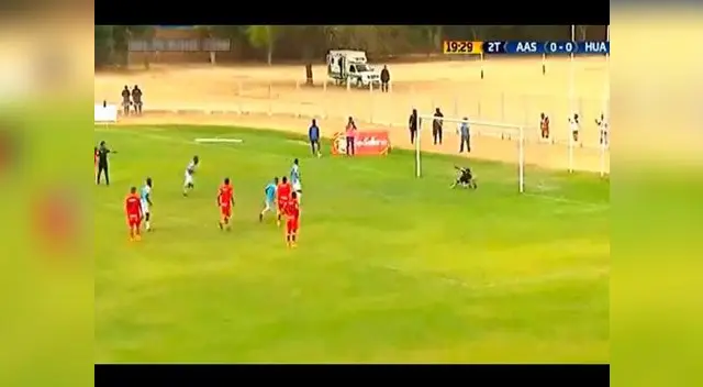 El remate de Aponzá que chocó en el palo