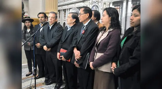 Empiezan las disputas en el nuevo parlamento. Empiezan las disputas en el nuevo parlamento.