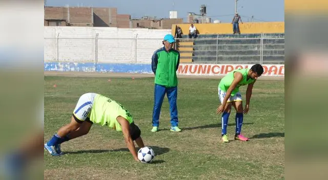 Dirigiendo a sus pupilos de El Inca. FOTO: Aficion. com Dirigiendo a sus pupilos de El Inca. FOTO: Aficion. com