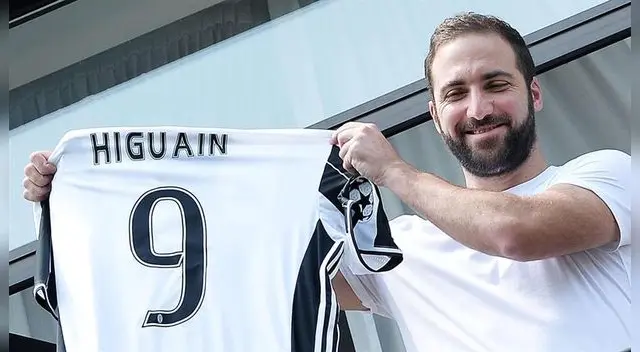 Higuaín posa feliz con la camiseta de la 'Juve'