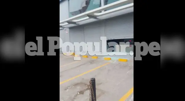 Los delincuentes usaron una pata de cabra para lograr abrir la puerta Los delincuentes usaron una pata de cabra para lograr abrir la puerta