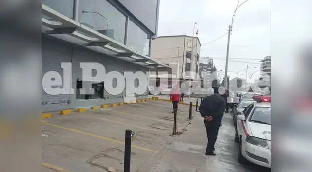 Los delincuentes usaron una pata de cabra para lograr abrir la puerta Los delincuentes usaron una pata de cabra para lograr abrir la puerta