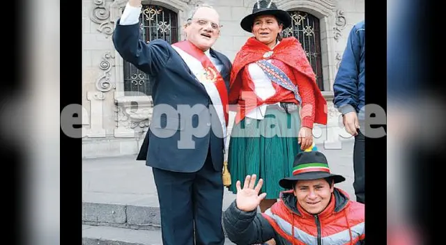Las personas lo recibieron con efusivas muestras de cariño fuera de Palacio de Gobierno
