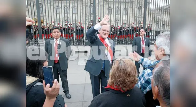 Las personas lo recibieron con efusivas muestras de cariño fuera de Palacio de Gobierno
