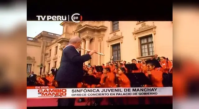 Sorprendió a todos al romper protocolo Sorprendió a todos al romper protocolo