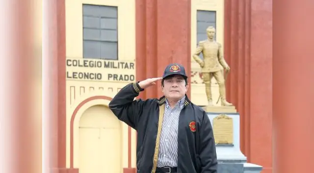 Robert Moll en la fachada de su querido colegio