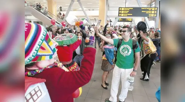 Agentes de la policía contagiaron el fervor patriótico en el aeropuerto Agentes de la policía contagiaron el fervor patriótico en el aeropuerto