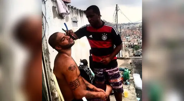 Adriano tiene que pagar para no ser víctima de marcas