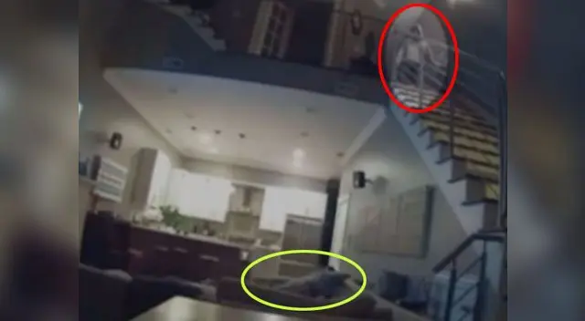 La pareja descansaba en su mueble mientras era observada desde el segundo piso La pareja descansaba en su mueble mientras era observada desde el segundo piso