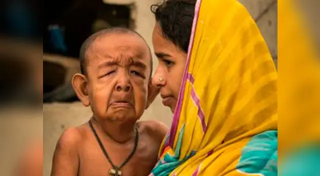 La madre llora desconsoladamente al no poder hacer nada por su hijo La madre llora desconsoladamente al no poder hacer nada por su hijo