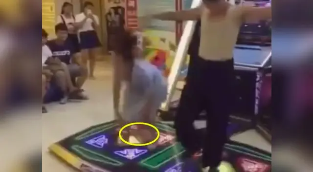 La mujer terminó con la prenda interior en el suelo y no se daba cuenta La mujer terminó con la prenda interior en el suelo y no se daba cuenta