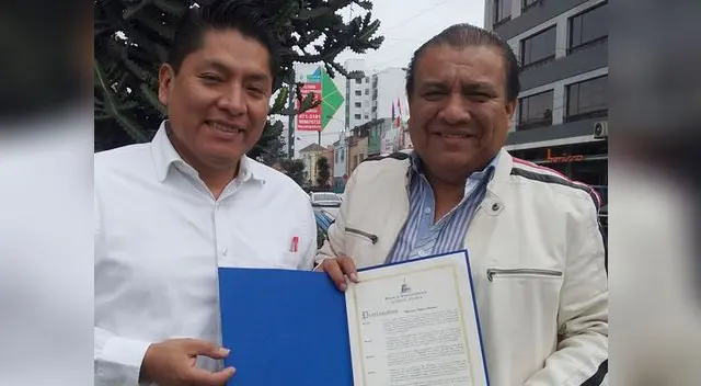 Imitador posando orgulloso con su condecoración junto a Kilder Fuentes