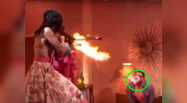 La mujer se subió en una escalera y realizó el disparo que dejó helado al público