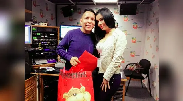 Imitador pasa su mejor momento con bella modelo