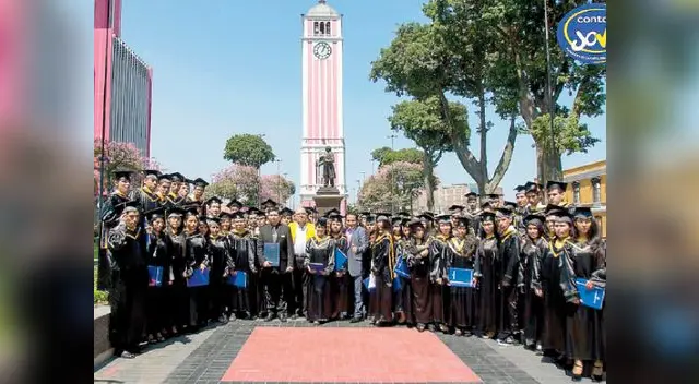 son graduados en distintas carreras