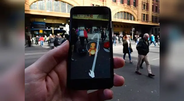 El joven caminaba mientras jugaba con la aplicación hasta que sufrió el accidente 