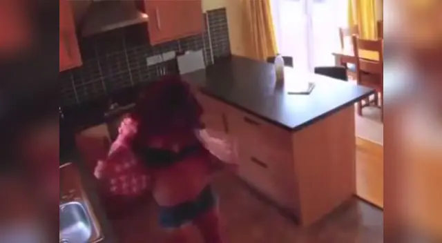  Sexy empleada pensó que tenia la casa sola y se quita la ropa