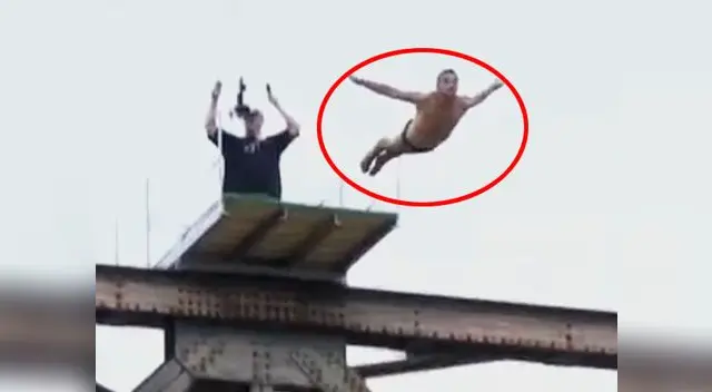 El deportista realizó un excelente salto, sin embargo nunca salió del agua