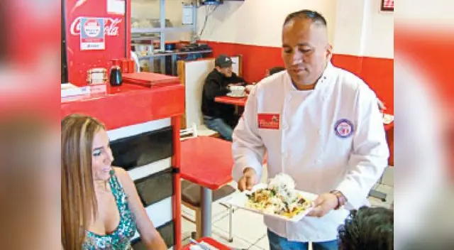Ricardo Huamaní presenta a una comensal una de sus delicias