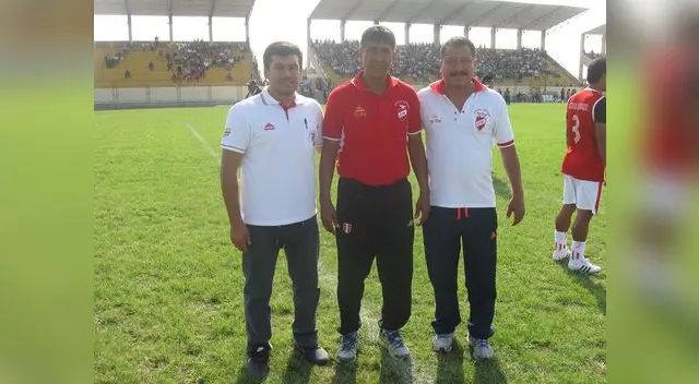 Comando técnico del Octavio Espinoza. EL DT es Alfonso Kooc (centro)