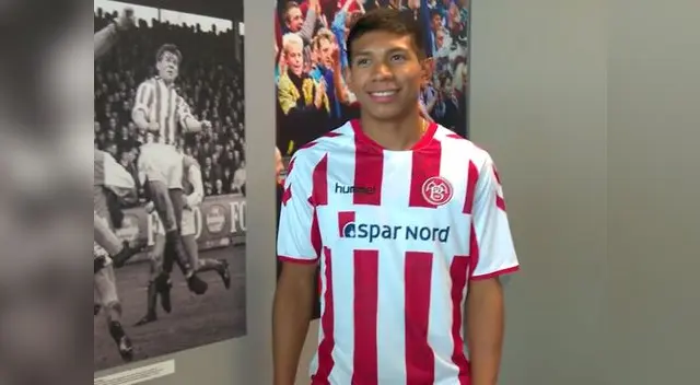 Edinson Flores con su nueva camiseta en Dinamarca Edinson Flores con su nueva camiseta en Dinamarca