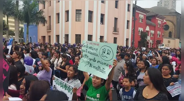 Miles de personas recorren las calles de Lima a un sola voz "Ni una menos"