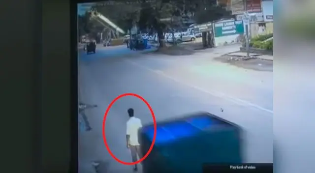 El hombre fue arrojado varios metros y nadie lo auxilió 