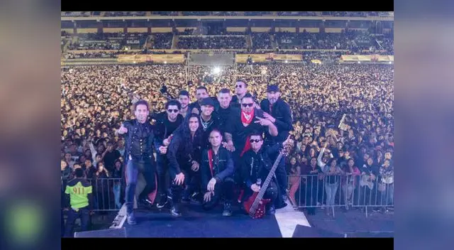Argentino junto a su grupo La otra dimensión